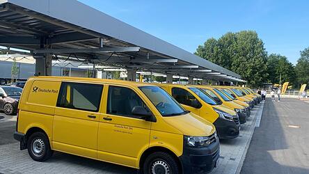 Am neuen Zustellstützpunkt an der Waldkirchner Straße wird voll auf Elektromobilität gesetzt.
