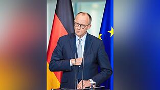 F&uuml;r Bundeskanzler Friedrich Merz bewirken v&ouml;lkerrechtliche Einordnungen zum Schlag gegen den Iran &bdquo;wenig&ldquo;.