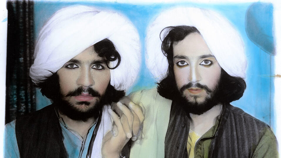 „Die wichtigsten Fotos meiner Karriere habe ich nicht mal selbst gemacht“, scherzt Dworzak. Sein Fund an Porträtfotos der Taliban geht um die Welt. „Teilweise gab es Kritik, dass ich sie damit vermenschlichen würde - aber zu diesem Zeitpunkt galten die Taliban als geschlagen.“