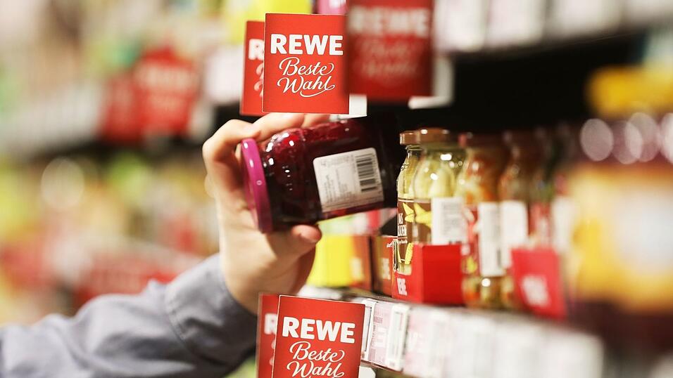 Auch Rewe-Kunden kauften zuletzt häufiger Eigenmarkenprodukte. (Archivbild) Auch Rewe-Kunden kauften zuletzt häufiger Eigenmarkenprodukte. (Archivbild)