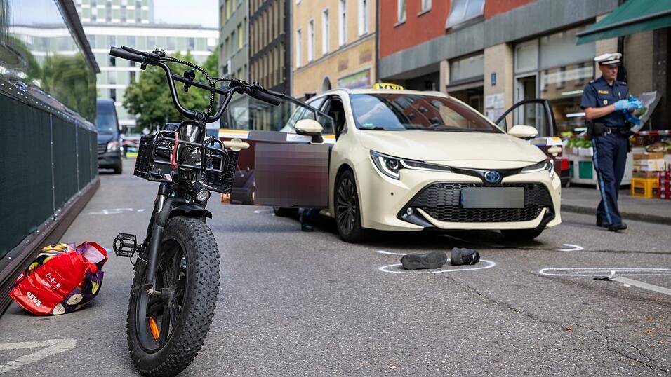 Mehrere Passanten h&auml;tten den Vorfall mitbekommen und den Taxifahrer festgehalten, bis die ersten Polizisten am Ort des Geschehens waren.