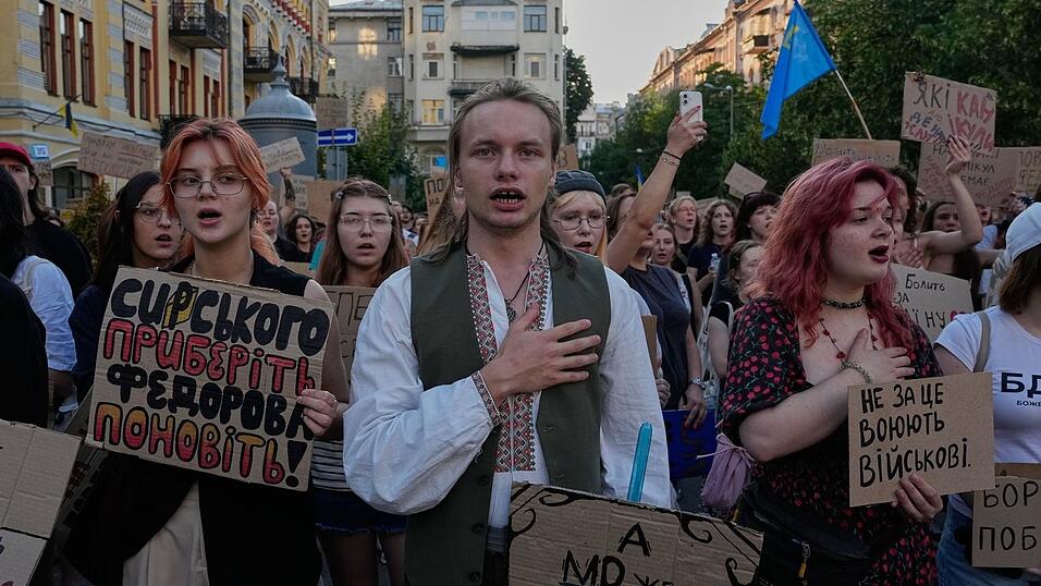 Demonstranten haben die Entlassung von Armeechef Syrskyj erreicht. Demonstranten haben die Entlassung von Armeechef Syrskyj erreicht.