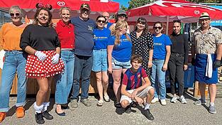 Gemeinsam f&uuml;r die Familien: Die Helfer der &bdquo;Engel in der Not&ldquo; beim Kinder- und Familienfest mit zweiter B&uuml;rgermeisterin Patricia Steinberger (Dritte von links) und Ludwig Friedrich (Vierter von links)