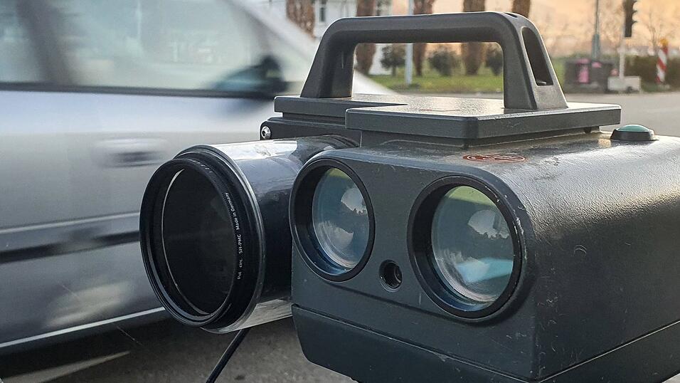 Weil er wegen &uuml;berh&ouml;hter Geschwindigkeit geblitzt wurde, hat ein 59-j&auml;hriger Autofahrer am Freitag in Kareth bei Regensburg aus Frust das Messger&auml;t umgeworfen. (Symbolbild)