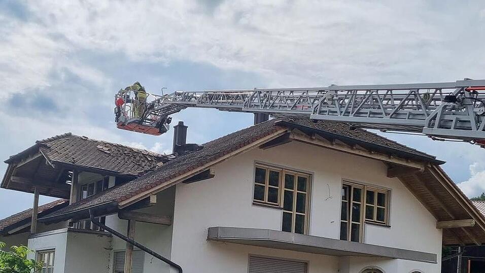 Auch von der Leiter aus wurde der Dachstuhlbrand bekämpft. Auch von der Leiter aus wurde der Dachstuhlbrand bekämpft.