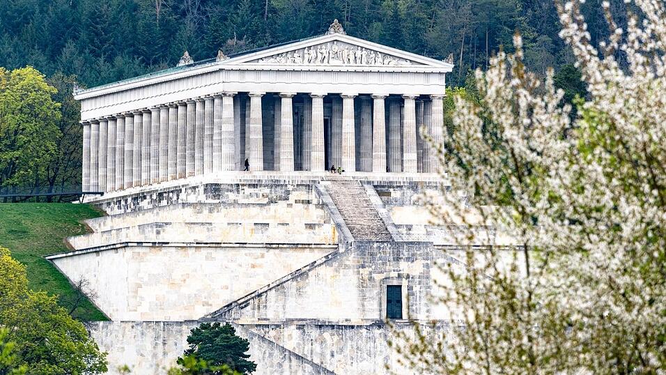 Der Ruhmestempel Walhalla an der Donau unweit von Regensburg soll ein neues Besucherzentrum erhalten. (Archivfoto) Der Ruhmestempel Walhalla an der Donau unweit von Regensburg soll ein neues Besucherzentrum erhalten. (Archivfoto)