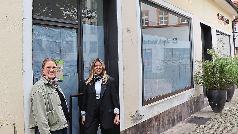 Hannah Rembeck (links) und Alexandra Hummel vor ihrem neuen Laden 'Sch&ouml;ne Handlung' am Kohlenmarkt, in dem am Montag noch hinter der Papierverkleidung an den Fenstern umgebaut wurde. Ab morgen k&ouml;nnen Kunden schon zum St&ouml;bern kommen.