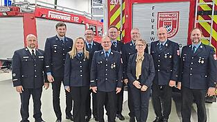 Kreisbrandmeister Stefan Fischer, Maximilian Harbich, Andrea Späth, Günther Köglmeier, Günter Grassinger, Stefan Gregor, Fritz Meindl, Zweite Bürgermeisterin Maria Huber, Helmut Simbeck und Johannes Hartmann. Kreisbrandmeister Stefan Fischer, Maximilian Harbich, Andrea Späth, Günther Köglmeier, Günter Grassinger, Stefan Gregor, Fritz Meindl, Zweite Bürgermeisterin Maria Huber, Helmut Simbeck und Johannes Hartmann.