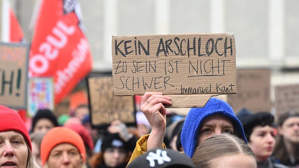In M&uuml;nchen sind Tausende f&uuml;r Solidarit&auml;t mit Betroffenen von digitaler, sexueller Gewalt auf die Stra&szlig;e gegangen.