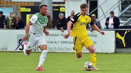 Simon Sedlaczek (in Gelb) macht sich auf dem Weg zum 4:2. Jakob Krautkr&auml;mer hat keine Chance, den Vilzinger entscheidend zu st&ouml;ren.