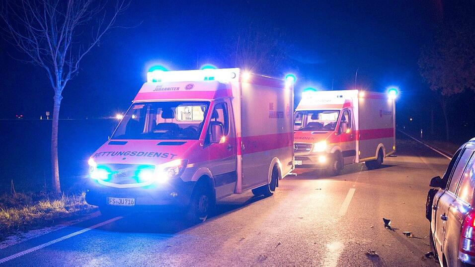 Zwei Menschen starben bei einem Verkehrsunfall am Montagabend auf der B11 bei Eching. Zwei Menschen starben bei einem Verkehrsunfall am Montagabend auf der B11 bei Eching.