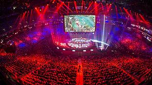 eSport boomt - und füllt Arenen. Tausende Fans sitzen hier beim Finale des Spiels 'League of Legends' in der Berliner Mercedes-Benz-Arena.