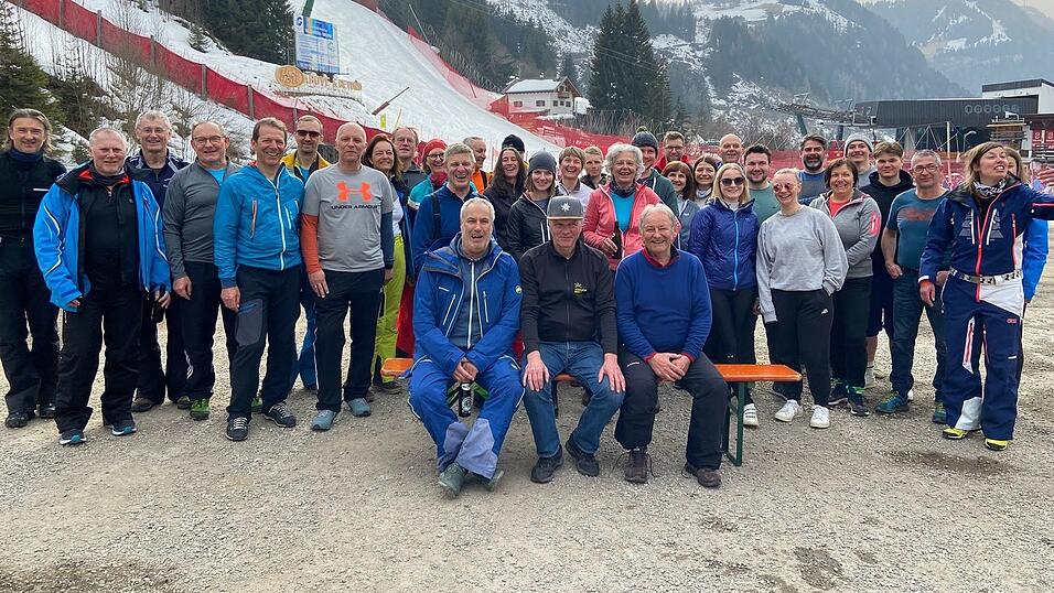 Die gesamte Gruppe vor der Heimfahrt mit Reiseleiter Heiner Wernthaler auf der Bank links). Die gesamte Gruppe vor der Heimfahrt mit Reiseleiter Heiner Wernthaler auf der Bank links).