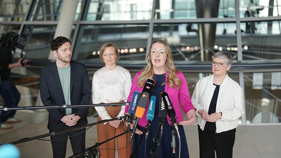 Die Gr&uuml;nen-Vorsitzenden Felix Banaszak und Franziska Brantner sowie die Fraktionsvorsitzenden Katharina Dr&ouml;ge und Britta Ha&szlig;elmann (v. l.) wollen dem milliardenschweren Verteidigungs- und Infrastrukturpaket von CDU/CSU und SPD nicht zustimmen