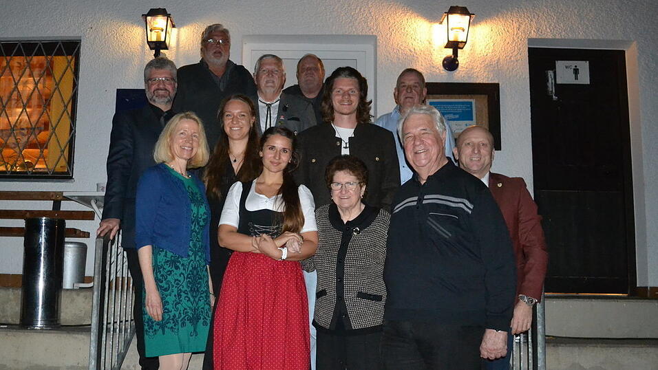 Mit vielen Gästen hat Joachim Schwendinger am Samstag in der FCW-Gaststätte Detterbeck in seinen 80. Geburtstag hineingefeiert. Mit vielen Gästen hat Joachim Schwendinger am Samstag in der FCW-Gaststätte Detterbeck in seinen 80. Geburtstag hineingefeiert.