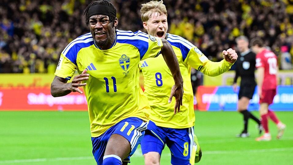 Elanga und Svensson bejubeln Schwedens F&uuml;hrungstreffer.