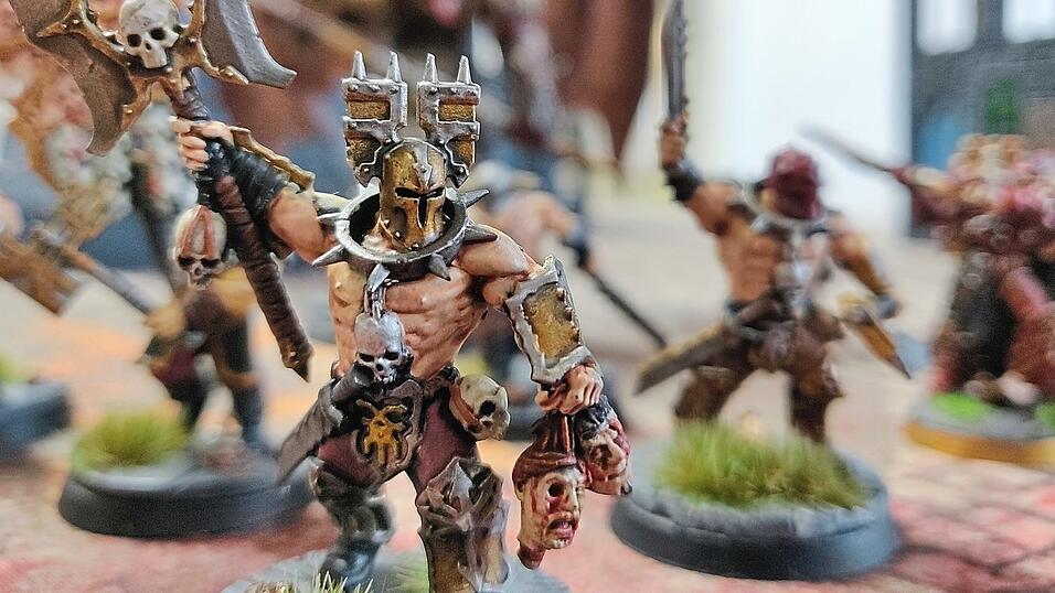 Nur wenige Zentimeter groß, aber bis unter die Zähne bewaffnet: Die Berserker schüchtern ihre Gegner gern mit den abgetrennten Köpfen ihrer Opfer ein. Nur wenige Zentimeter groß, aber bis unter die Zähne bewaffnet: Die Berserker schüchtern ihre Gegner gern mit den abgetrennten Köpfen ihrer Opfer ein.