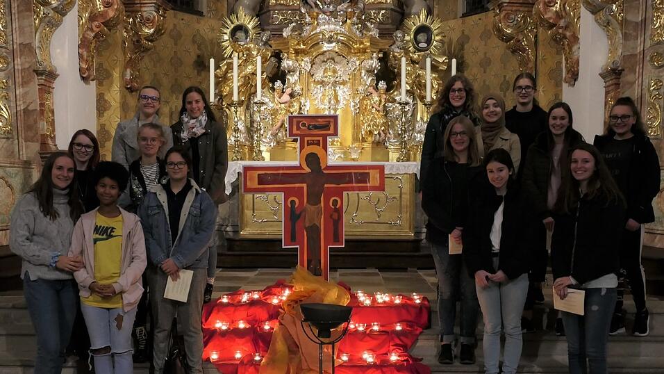Für die Schülerinnen stand vor allem im Fokus, dem stressigen Schulalltag ein Stück weit zu entfliehen und zu lernen, wieder in Einklang mit sich selbst zu leben. Für die Schülerinnen stand vor allem im Fokus, dem stressigen Schulalltag ein Stück weit zu entfliehen und zu lernen, wieder in Einklang mit sich selbst zu leben.