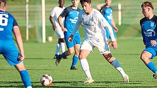 Der TSV Bogen um Noah Winter (in Weiß) landet beim FC Teisbach (in Blau) einen überzeugenden 2:0-Auswärtssieg.