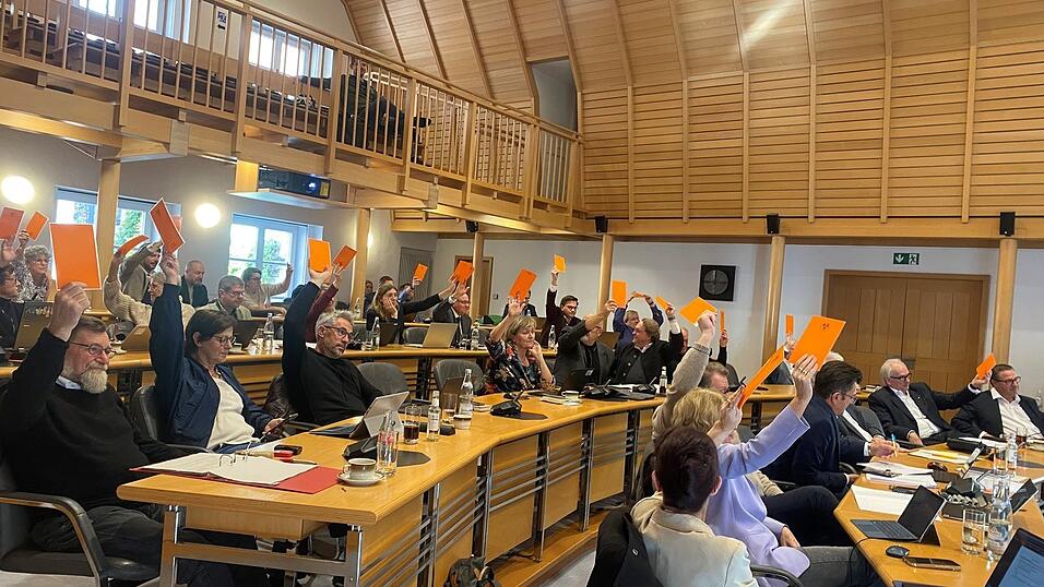 Der Stadtrat stimmt im neuen Plenarsaal über die Vorschläge zur Haushaltskonsolidierung ab.
