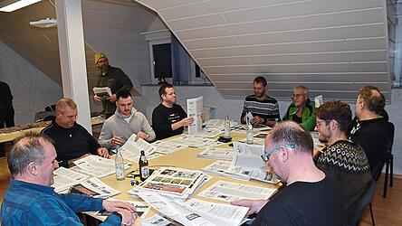Wichtiger Programmpunkt: das Zusammenlegen der Faschingszeitung.