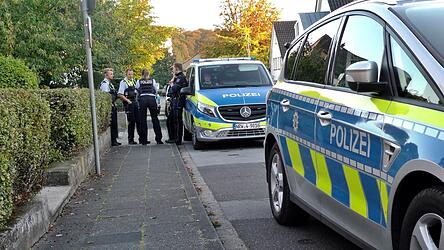 Polizeiaufgebot am hellichten Tag in der Wohnsiedlung (wie hier 2021 in Nordrhein-Westfalen): Das gab es am Wochenende der Kommunalwahl auch in Adlkofen. (Symbolbild) Polizeiaufgebot am hellichten Tag in der Wohnsiedlung (wie hier 2021 in Nordrhein-Westfalen): Das gab es am Wochenende der Kommunalwahl auch in Adlkofen. (Symbolbild)
