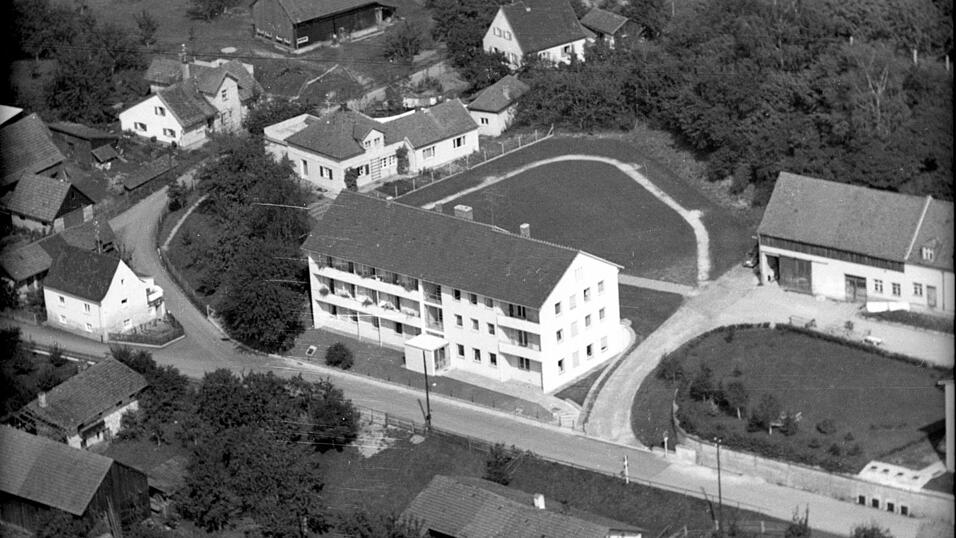 Das neue Personalwohnheim (Bildmitte) kurz nach der Fertigstellung im August 1960. Interessant ist die damalige Umgebung. Nach 60 Jahren schaut diese vollkommen anders aus. Das neue Personalwohnheim (Bildmitte) kurz nach der Fertigstellung im August 1960. Interessant ist die damalige Umgebung. Nach 60 Jahren schaut diese vollkommen anders aus.