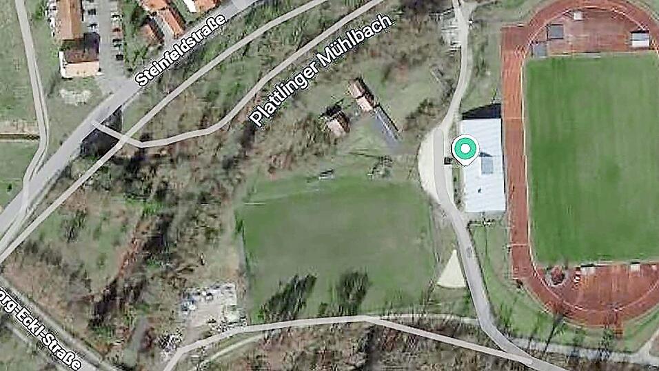 Auf einer baumbewachsenen Gr&uuml;nfl&auml;che &ouml;stlich des Stadions, Ecke Georg-Eckl- und Steinfeldstra&szlig;e, sollen in gut zwei Jahren Kinder spielen k&ouml;nnen.