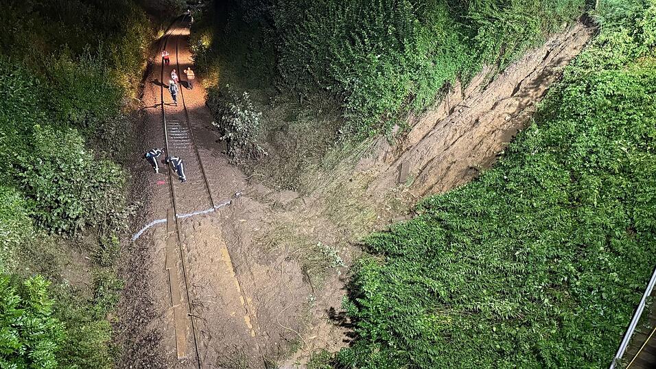 Ermittler prüfen, ob ein Erdrutsch die Ursache für das Unglück mit mindestens drei Toten sein könnte. Ermittler prüfen, ob ein Erdrutsch die Ursache für das Unglück mit mindestens drei Toten sein könnte.