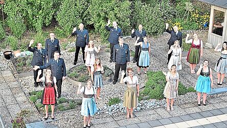 Nun ist es offiziell: die Vorstandschaft und die Festdamen können sich darüber freuen, dass Karin Friesl (vorne Mitte) die Festmutter für das 150-jährige Jubiläum der Freiwilligen Feuerwehr Natternberg-Rettenbach im nächsten Jahr wird.