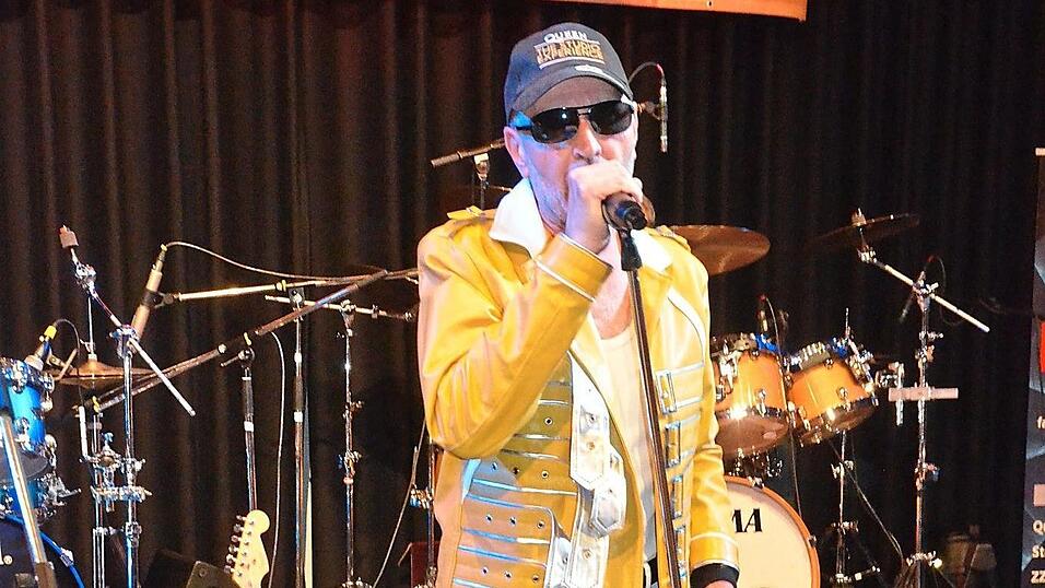 Zum Abschluss trat Frontman Markus Liedl als Freddie Mercury auf und begeisterte in erstklassiger Manier das Publikum mit Titeln der Band Queen. Zum Abschluss trat Frontman Markus Liedl als Freddie Mercury auf und begeisterte in erstklassiger Manier das Publikum mit Titeln der Band Queen.