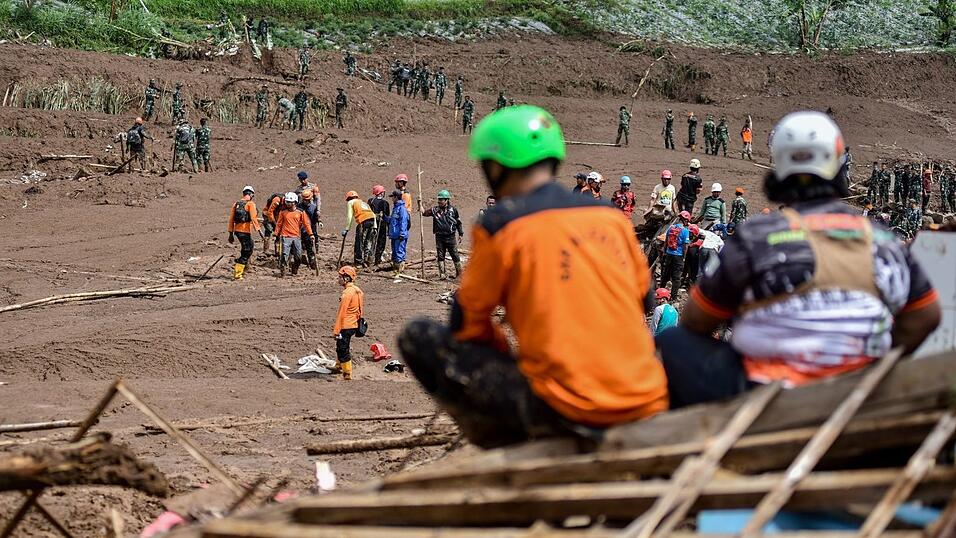 Einsatzkr&auml;fte bargen zwei Tage nach dem Ungl&uuml;ck weitere Opfer.