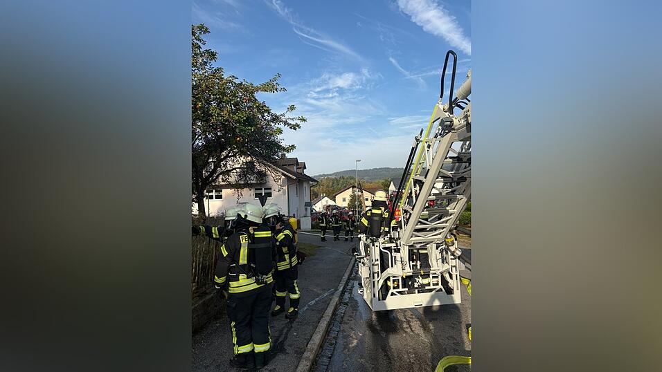 In Zwiesel ist ein Haus in Brand geraten. In Zwiesel ist ein Haus in Brand geraten.