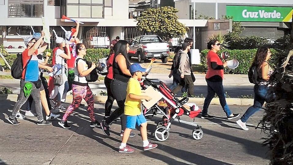 Eine Demo entlang der Strandpromenade in Viña del Mar. Foto: Veronika Erl Eine Demo entlang der Strandpromenade in Viña del Mar. Foto: Veronika Erl