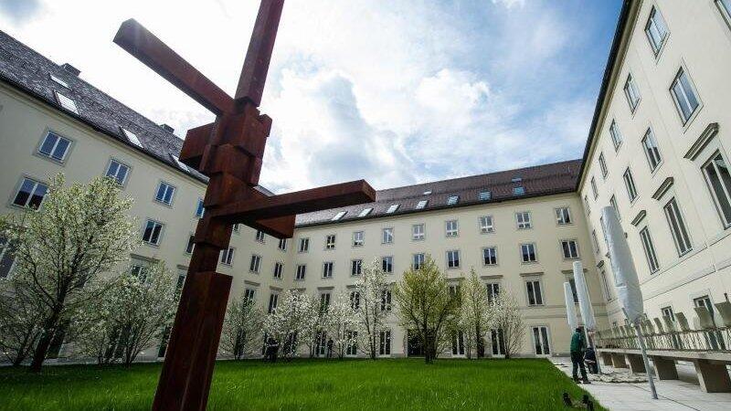 Der Innenhof des Dienstgebäudes des Erzbischöflichen Ordinariats in München. Der Innenhof des Dienstgebäudes des Erzbischöflichen Ordinariats in München.