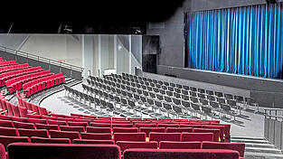 Die Auslastung in bayerischen Theatern beträgt seit November höchstens 25 Prozent. Im Theaterzelt in Landshut, eine der drei Spielstätten des Landestheaters Niederbayern, darf nur noch vor 110 Besuchern gespielt werden. Die Auslastung in bayerischen Theatern beträgt seit November höchstens 25 Prozent. Im Theaterzelt in Landshut, eine der drei Spielstätten des Landestheaters Niederbayern, darf nur noch vor 110 Besuchern gespielt werden.