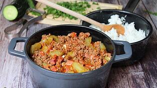 Im Gegensatz zu anderen Schmorgerichten ist dieses hier in kürzester Zeit zubereitet: Schmortopf mit Salatgurken und Hackfleisch.