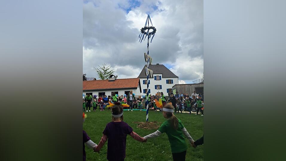 Gickerltanz rund um den Maibaum.