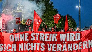 Viele Menschen haben Sorge um ihren Arbeitsplatz wie hier Besch&auml;ftigte beim Zulieferer Bosch, der Tausende Arbeitspl&auml;tze streichen will (Archivbild)