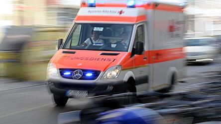 Eine 51-J&auml;hrige habe eine rote Ampel zu sp&auml;t bemerkt und deshalb einen Auffahrunfall verursacht. Mehrere Menschen seien dabei leicht verletzt worden. Kurze Zeit sp&auml;ter passierte noch ein Unfall in der N&auml;he. (Symbolbild)