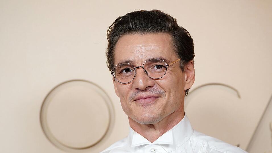F&uuml;r manche ohne Bart kaum zu erkennen: Pedro Pascal bei der Oscar-Verleihung 2026. (Archivbild)