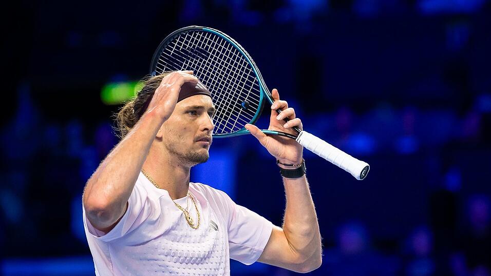 Im Halbfinale von Wien hadert Alexander Zverev immer wieder mit den Bällen. Im Halbfinale von Wien hadert Alexander Zverev immer wieder mit den Bällen.