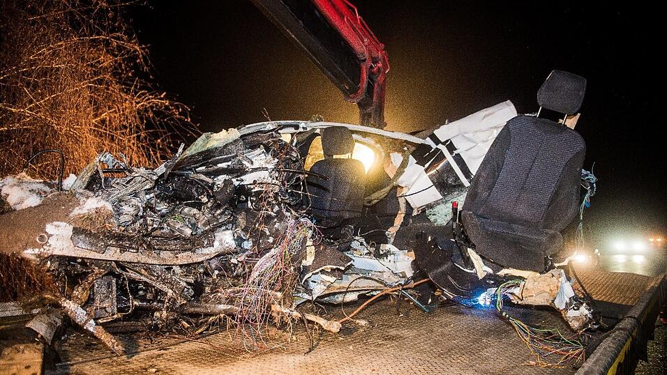 Bei dem Unfall am Freitagabend zwischen Postau und W&ouml;rth an der Isar wurde der Fahrer t&ouml;dlich verletzt.