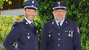 Zugführer Martin Hans (rechts) und der stellvertretende Zugführer Josef Gilch stehen seit 2016 an der Spitze des Löschzugs.