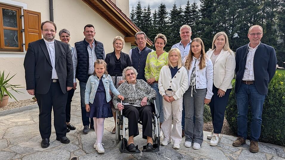 Anna Koneder inmitten ihfrer Gratulaten zu einem seltenen Jubiläum Anna Koneder inmitten ihfrer Gratulaten zu einem seltenen Jubiläum
