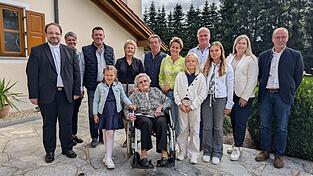 Anna Koneder inmitten ihfrer Gratulaten zu einem seltenen Jubiläum