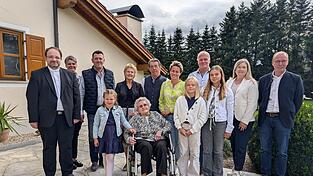 Anna Koneder inmitten ihfrer Gratulaten zu einem seltenen Jubiläum