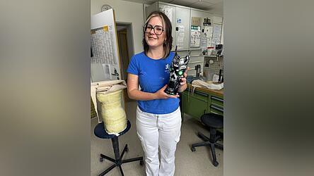 Julia Lehermeier und ihr Team vom Leistungszentrum f&uuml;rOrthop&auml;dietechnik k&ouml;nnen jedes Motiv auf eine Prothese bringen.