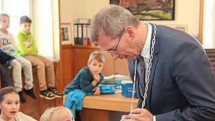 Vielleicht kein 'Stammtisch-Mensch', aber durchaus nahbar: Beim regelmäßigen Besuch von Grundschulklassen (hier im Oktober 2018) erzählte Helmut Steininger Kindern über seinen Beruf. Vielleicht kein 'Stammtisch-Mensch', aber durchaus nahbar: Beim regelmäßigen Besuch von Grundschulklassen (hier im Oktober 2018) erzählte Helmut Steininger Kindern über seinen Beruf.