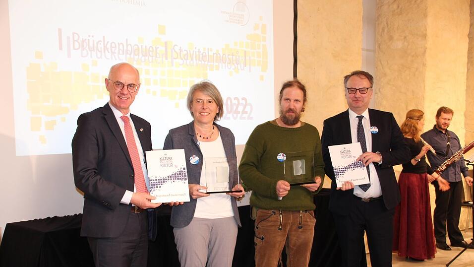 Den Brückenbauer-Preis gab es auch für Andi Dünne vom Kunstbetrieb Cham (Zweiter von rechts) und Irene Fritz. Den Brückenbauer-Preis gab es auch für Andi Dünne vom Kunstbetrieb Cham (Zweiter von rechts) und Irene Fritz.